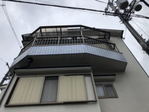 部分的に剥がれた2階ベランダプラスチック屋根