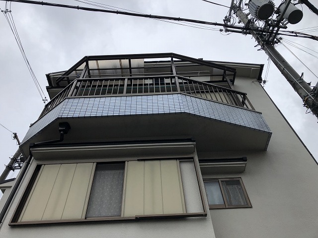 部分的に剥がれた2階ベランダプラスチック屋根